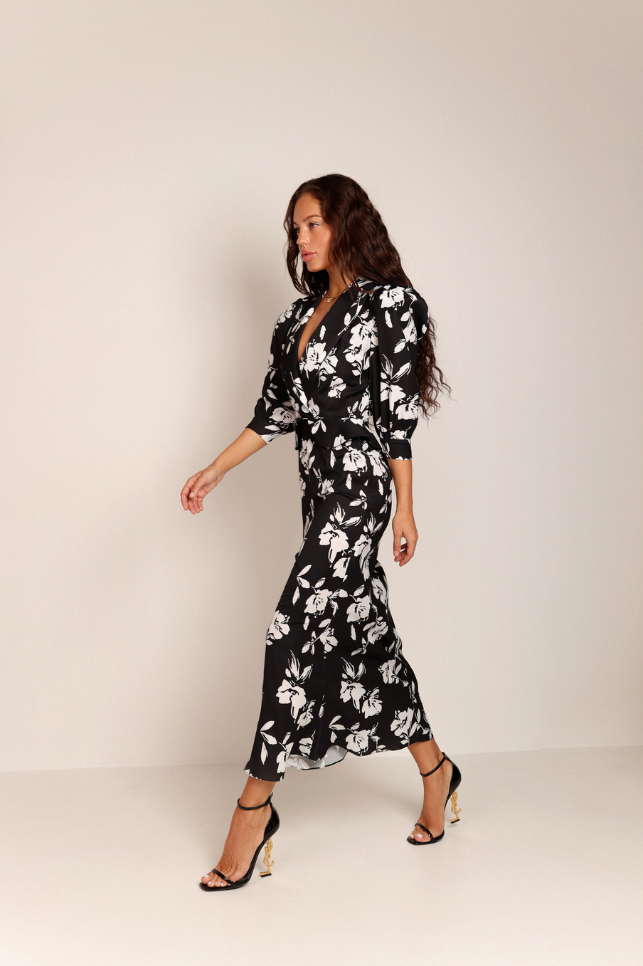 Платье с баской миди