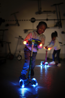 Самокат Mini Micro Deluxe Magic LED аква