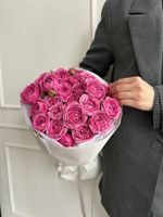 Букет из ярких кустовых пионовидных роз