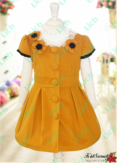 Платье детское на пуговицах однотонное с цветами из ткани