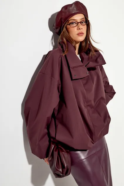 Ветровка О-силуэта с высоким воротом винного цвета