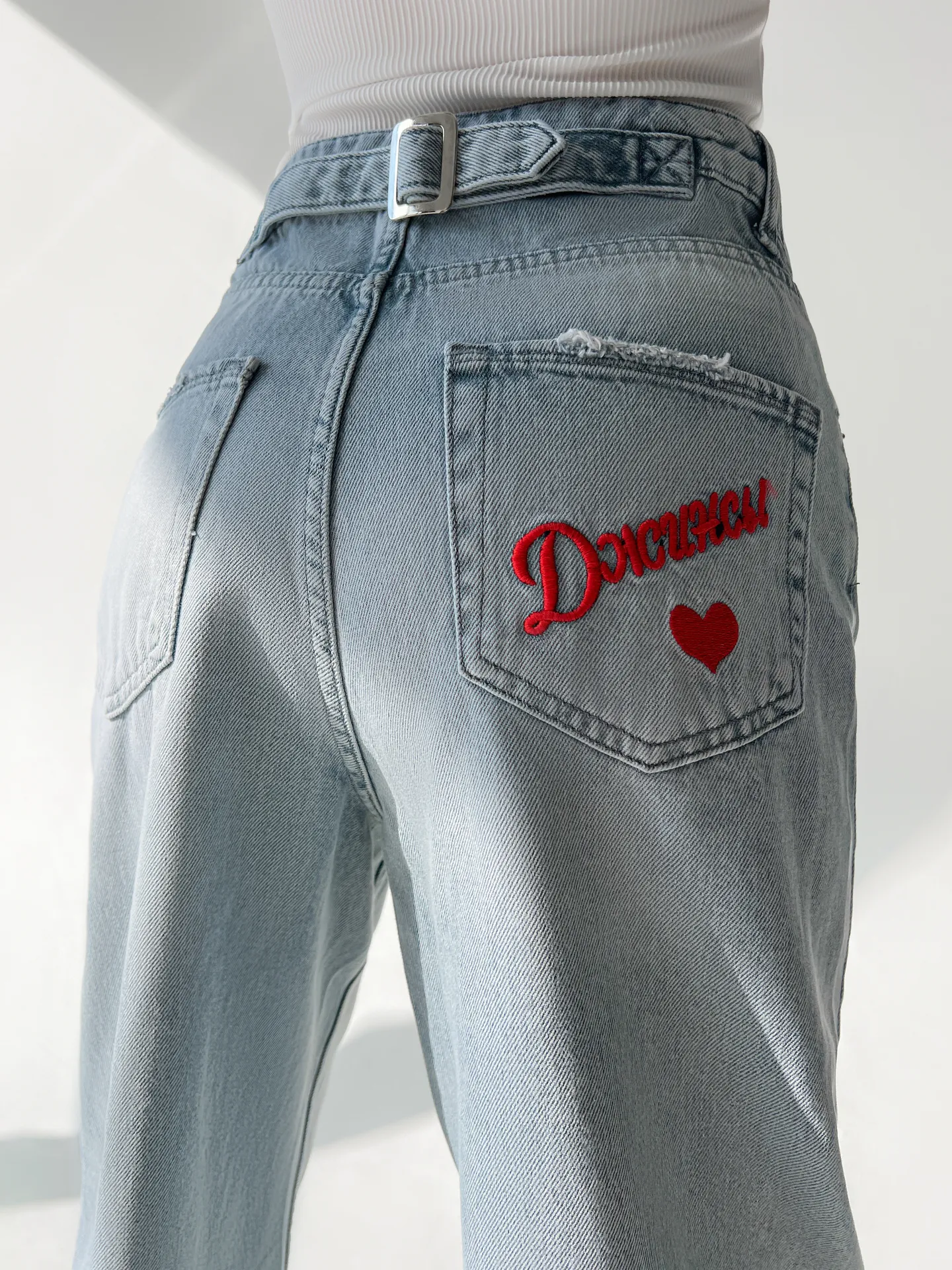 Джинсы RR Denim 2009 широкие с ремешком на талии  и вышивкой на кармане