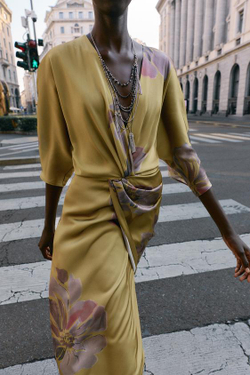 ZARA АТЛАСНОЕ ПЛАТЬЕ МИДИ С ПРИНТОМ, КОРИЧНЕВЫЙ / ЗЕЛЕНЫЙ