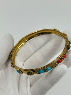 Браслет с разноцветными кабошонами