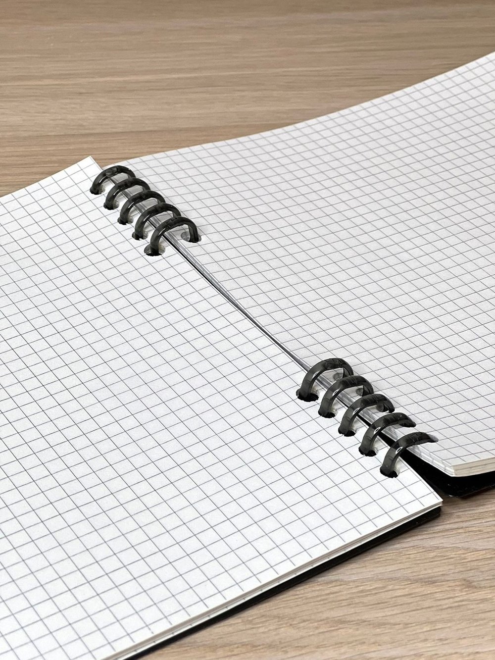 Блокнот квадратный в клетку 60л 195х210 мм черный (8808-013)