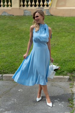Платье голубое с открытыми плечами в горошек из вискозы