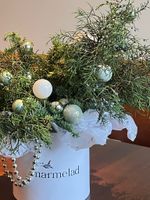 Композиция из хвои с можжевельником и шариками