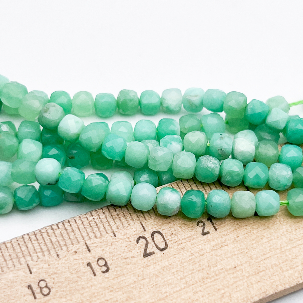 Хризопраз бусины, куб, размер около 4,1-4,2 мм, цена за 23 шт (1/4 нити)