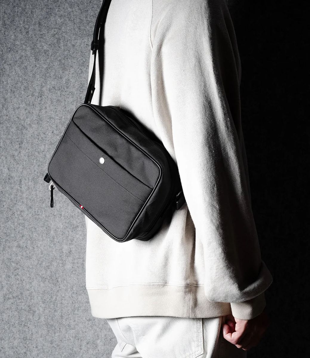 Hard Graft Regular Crossbody Bag Charcoal — наплечная сумка