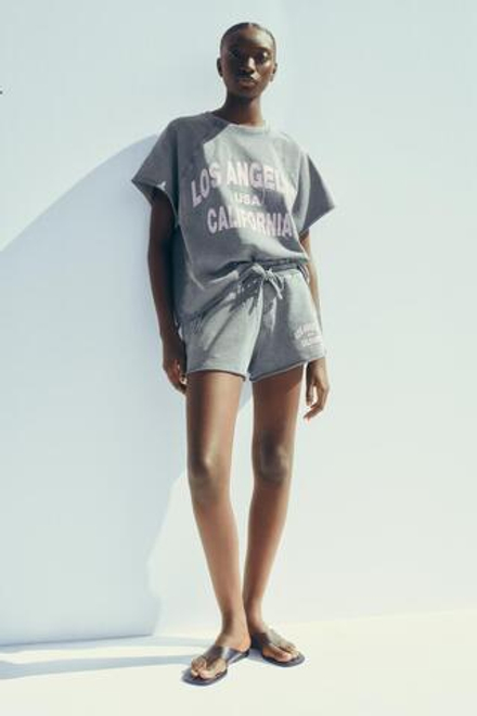 ZARA ТОЛСТОВКА ИЗ МЯГКОЙ ТКАНИ С ЭФФЕКТОМ ПОТЕРТОСТИ И НАДПИСЬЮ, АНТРАЦИТОВО-СЕРЫЙ