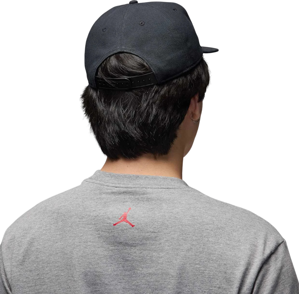 HV1169-010 Кепка U J PRO CAP S FB BR SNKR PTCH