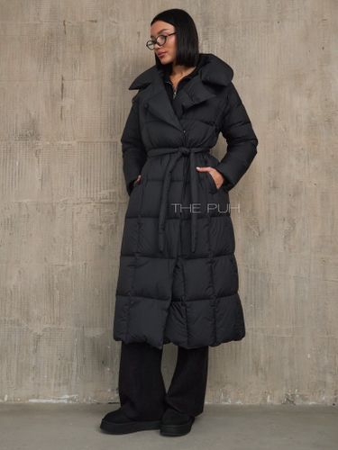 Удлиненный пуховик в черном цвете с поясом