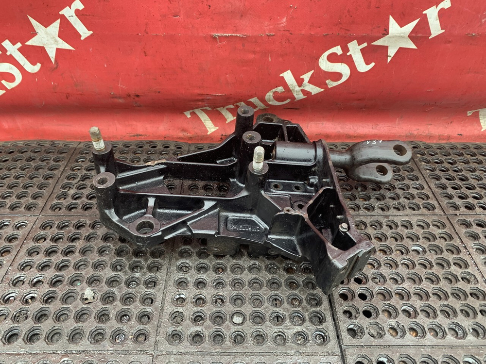 Кронштейн буксировочный левый 2017г