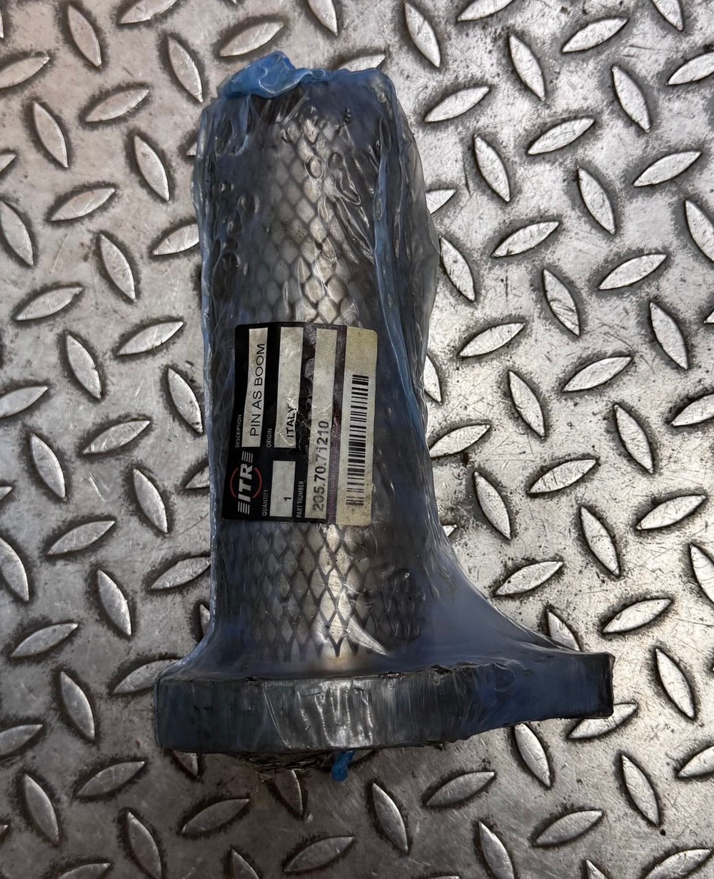 Палец 205-70-71210