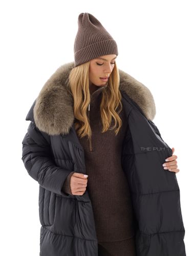 Длинный черный пуховик с коричневым мехом песца