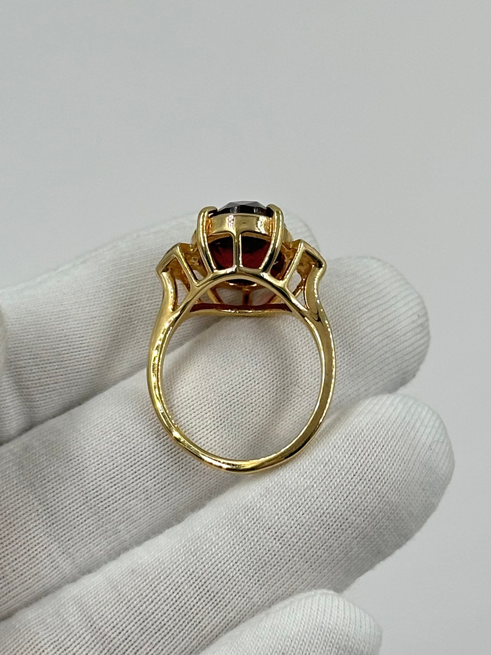 Кольцо с красным кристаллом