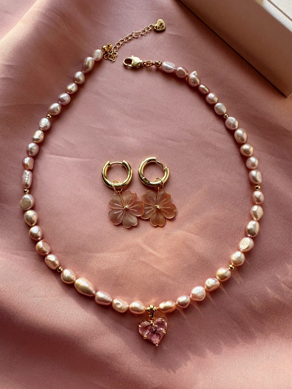 Серьги Цветы из розового перламутра