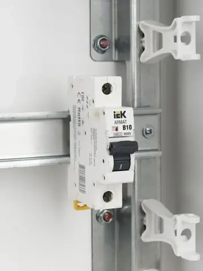 IEK ARMAT Выключатель автоматический однополюсный B 10А M06N (AR-M06N-1-B010)