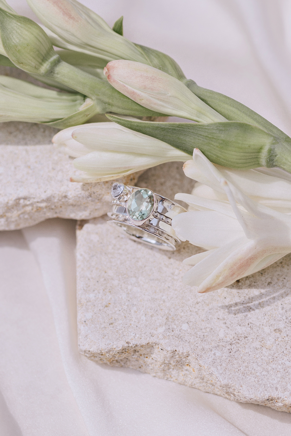 Кольцо «Мозаик» с овальным зеленым кварцем и сердечком белый циркон