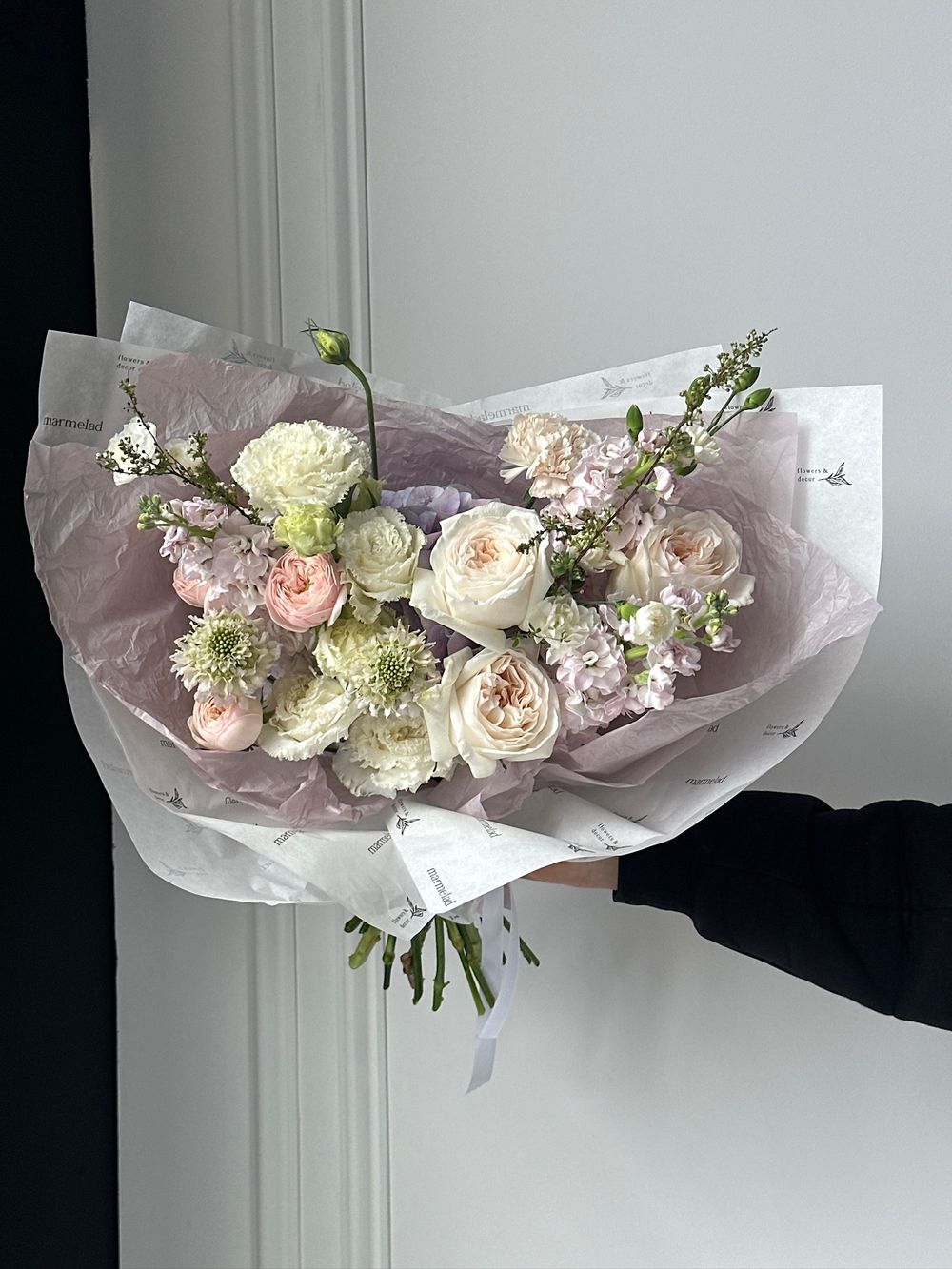 Букет сборный из хризантемы, маттиолы, ромашки и кустовых пионовидных роз