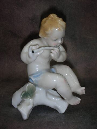 Статуэтка. Фарфор. Путти игра на флейте. Karl ENS. Германия