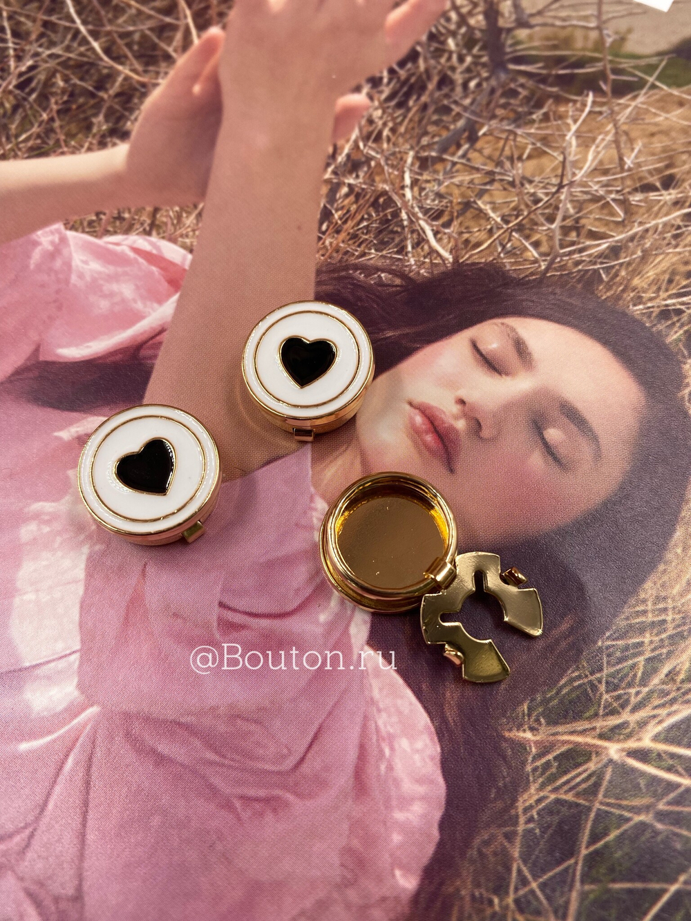 Накладка на пуговицу золотистая с белой эмалью и черным сердцем