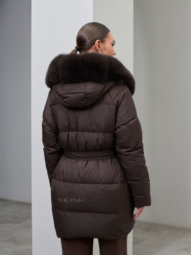 Удлиненный шоколадный пуховик с поясом и мехом