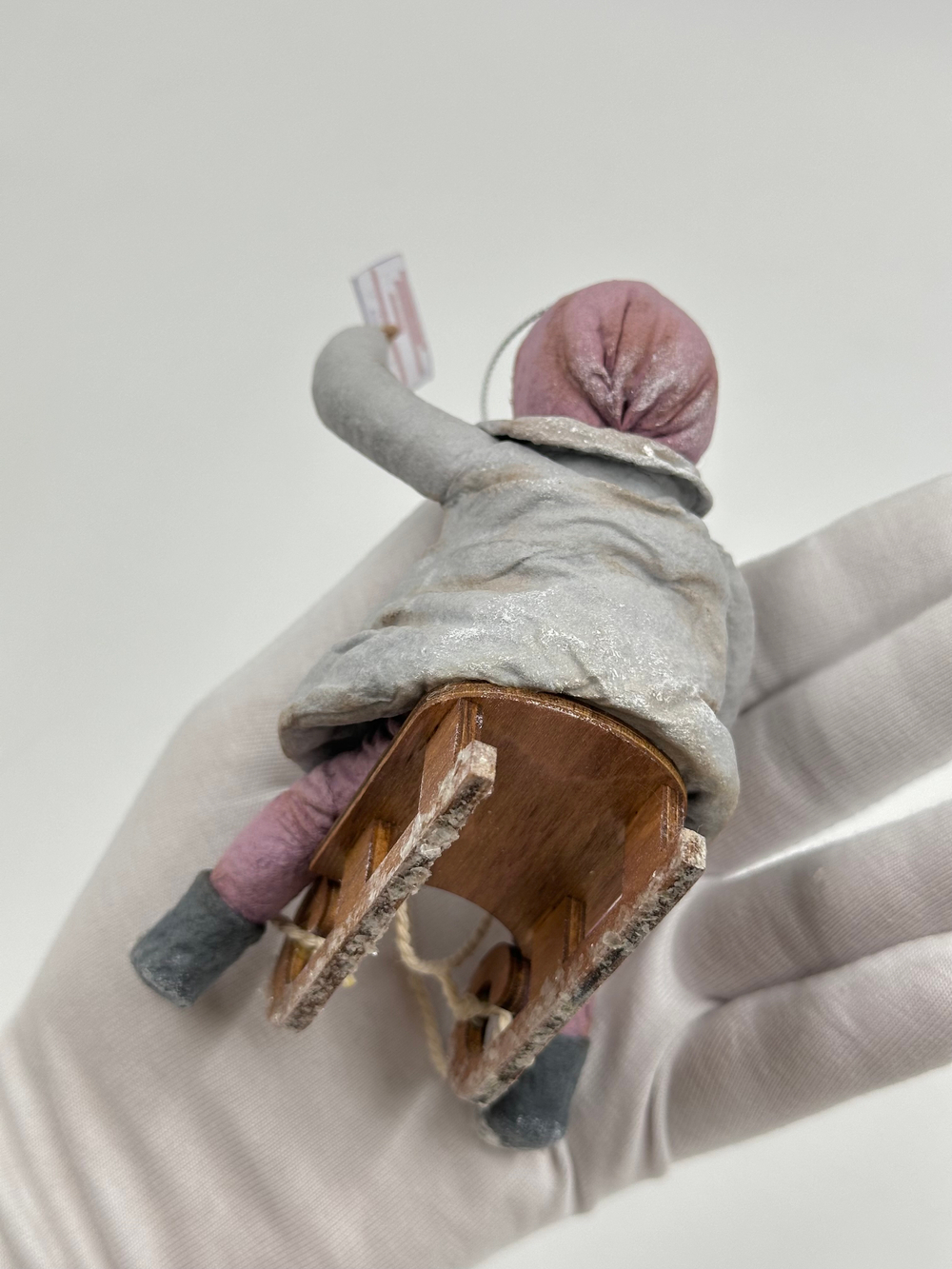 Ёлочное украшение в винтажном стиле «Девочка на санках»