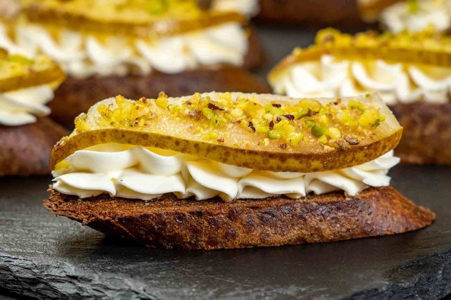 Брускетта с фламбированной грушей, 10 шт.