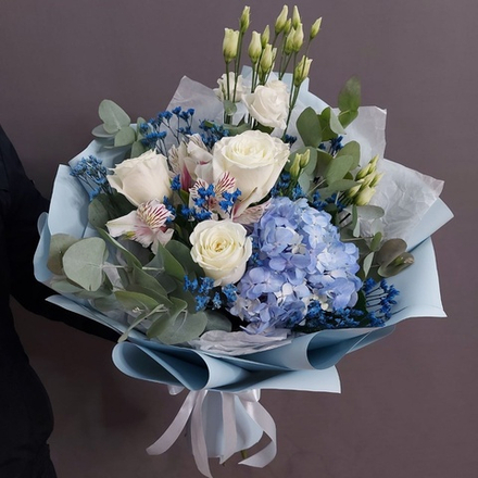 Авторский букет с голубой гортензией