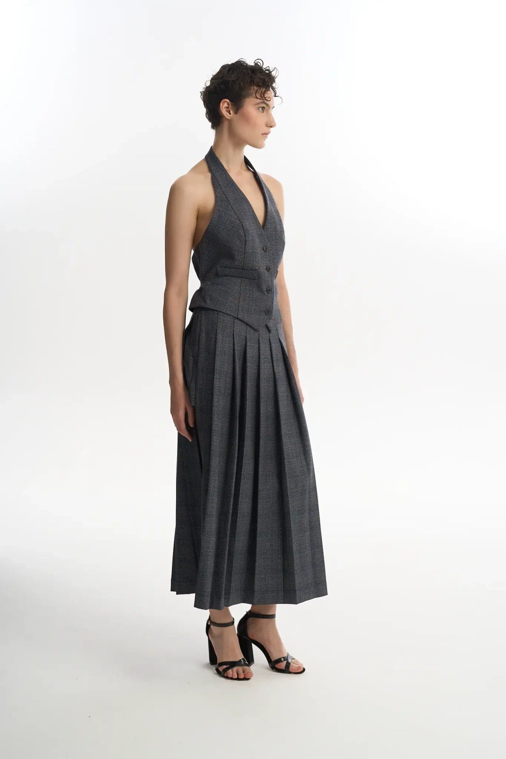 Жилет с открытой спиной серый