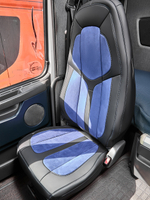 Чехлы Люкс VOLVO FH-13 после 2018 года: водитель от сиденья, пассажир от стойки кабины (один вырез под ремень) (экокожа, черный, синяя вставка)