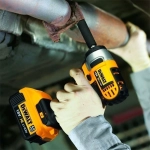 DeWalt DCF880M2 аккумуляторный гайковерт (2 x 4 Ач, ЗУ)