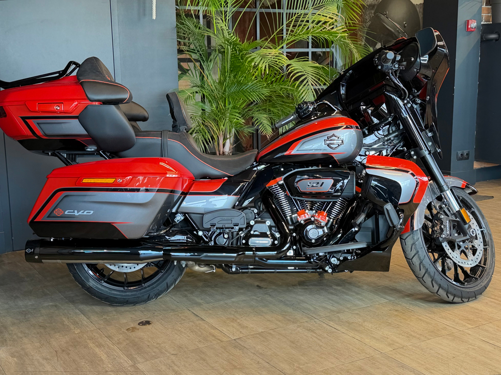 CVO Street Glide Limited "Citrus Heat CVO Tri-Tone" (2026)