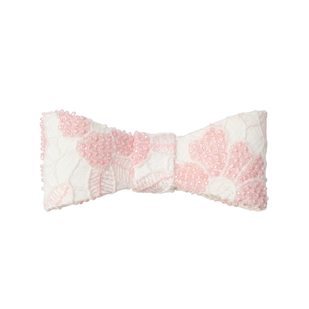 Бант-бабочка из розового кружева с декором