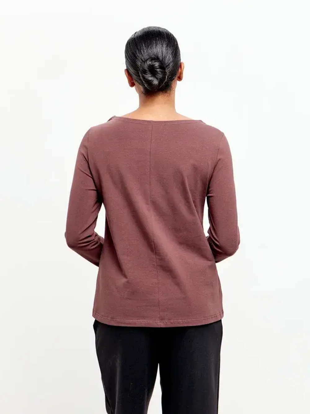 Лонгслив дизайнерский с вырезом на груди шоколад