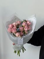 Букет из 15 розовых пионовидных тюльпанов и голубого оксипеталума