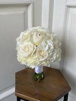 Свадебный букет из гортензии, пионов, одноголовых роз и диантусов