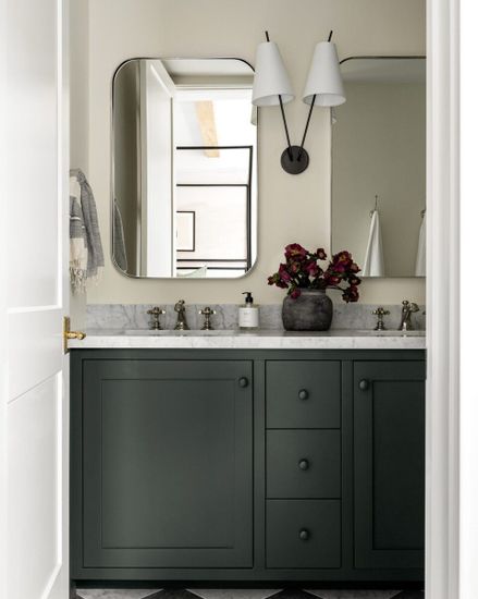 Серебряное настенное зеркало “Олни”