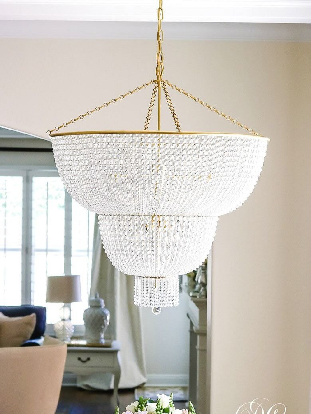 Роскошная люстра с каскадом жемчужных бусин на золотом основании ✨
