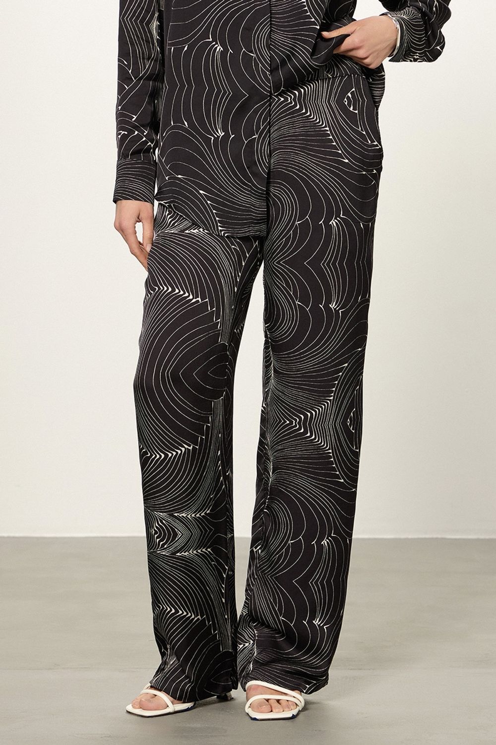 Брюки Палаццо на резинке черно-белый принт вискоза