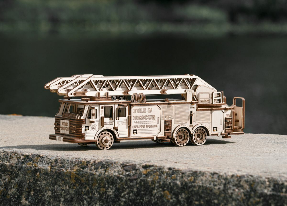 Пожарная машина выдвижной вращающейся лестницей от EWA - Fire Truck, Деревянный конструктор, сборная модель, 3D пазл