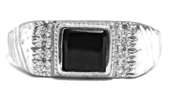 Ювелирное кольцо из серебра с ониксом