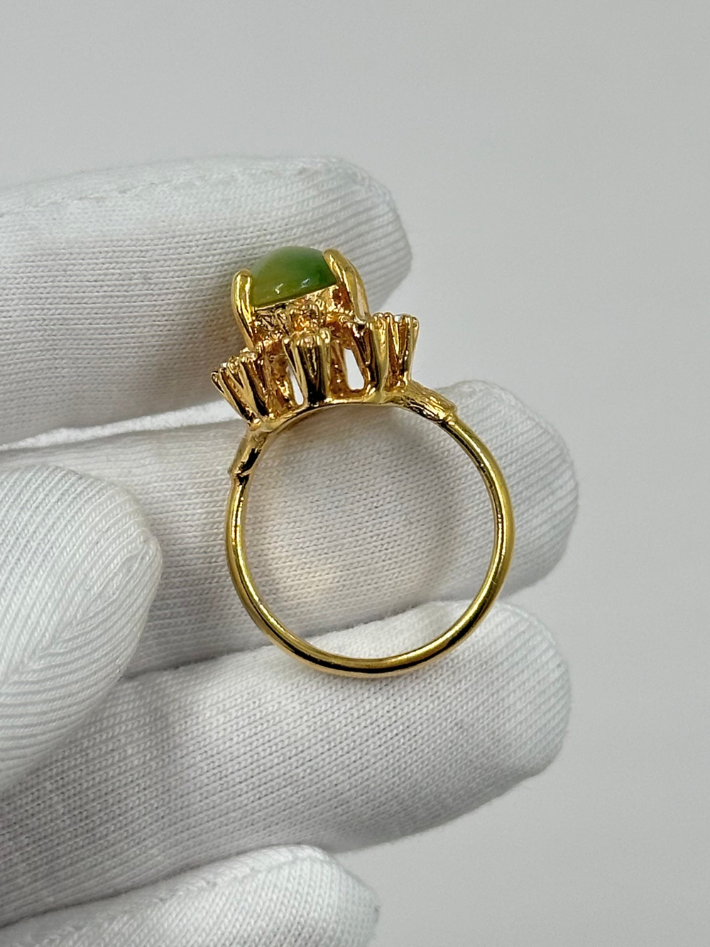 Кольцо с зелёным кабошоном