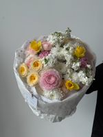 Букет из кустовых пионовидных роз, хризантемы, диантусов, ранункулюсов и маттиолы