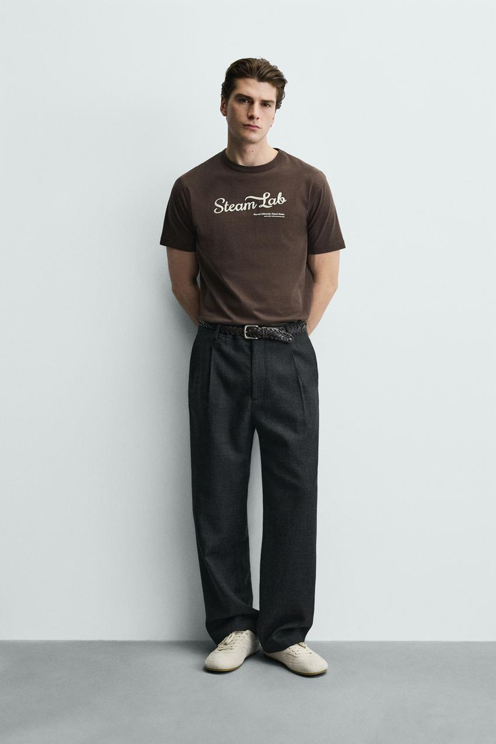 ZARA ФУТБОЛКА С ВЫШИТОЙ НАДПИСЬЮ, КОРИЧНЕВЫЙ