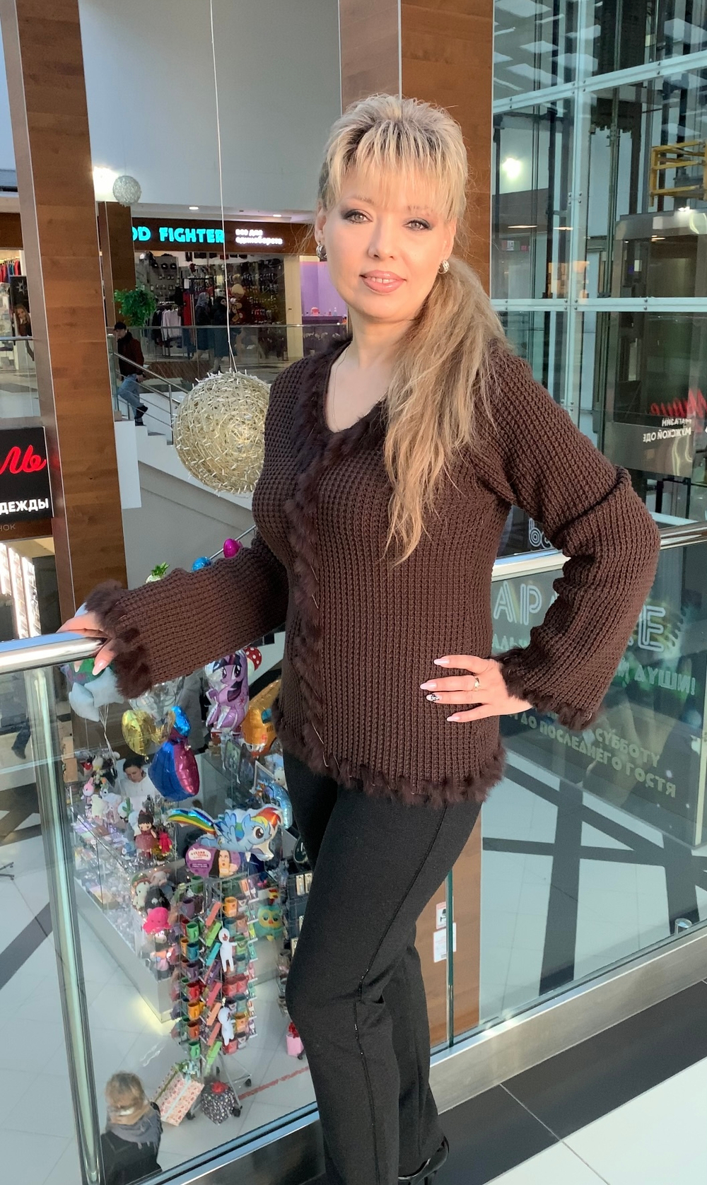 Коричневый джемпер с меховой отделкой