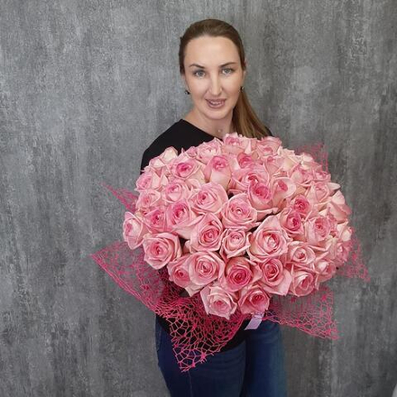 Купить Букет из 51 розы «Crimson Petal Cascade»