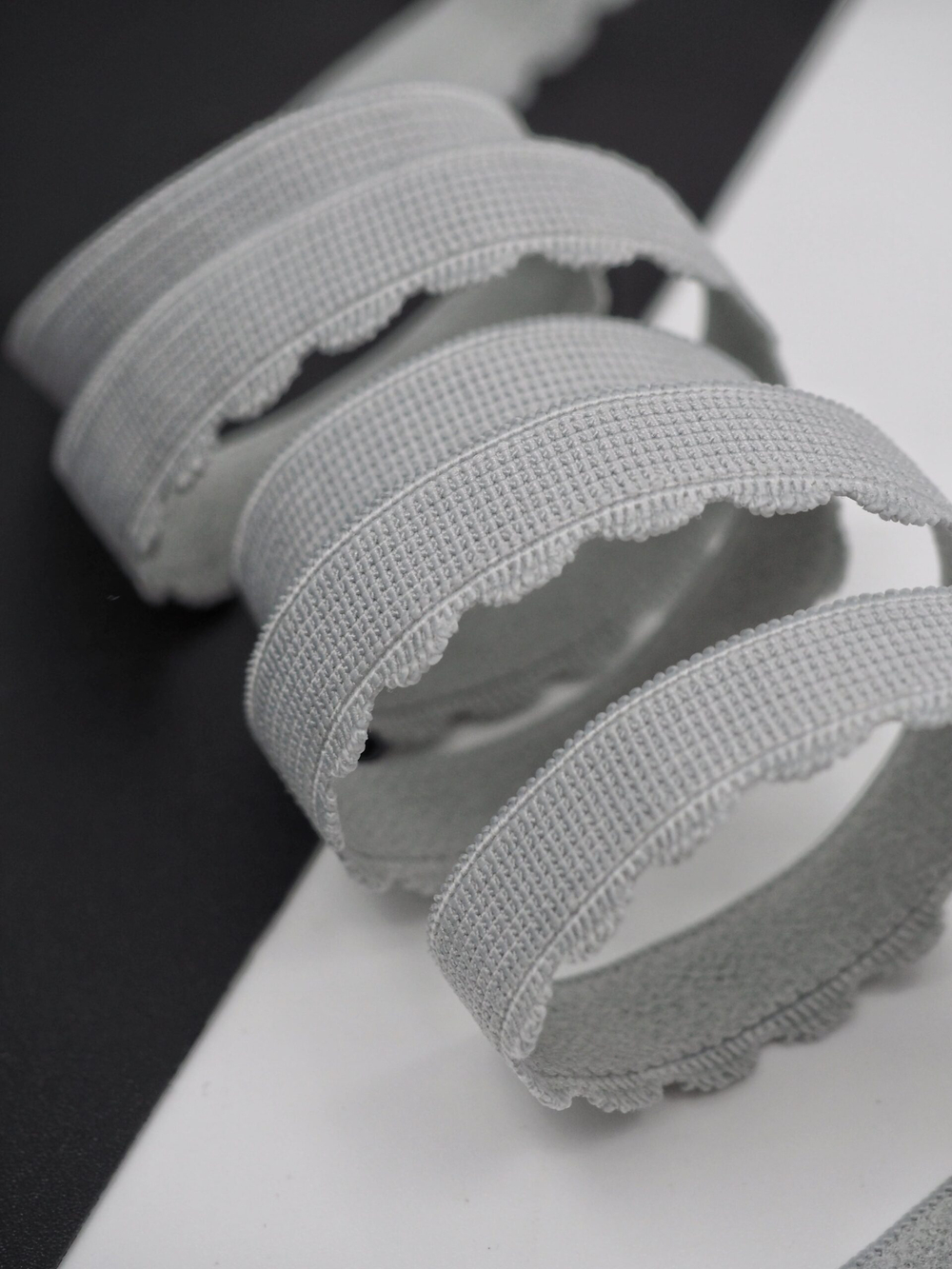 Резинка отделочная светло-серая ажурная ширина 12 мм с учетом фестона