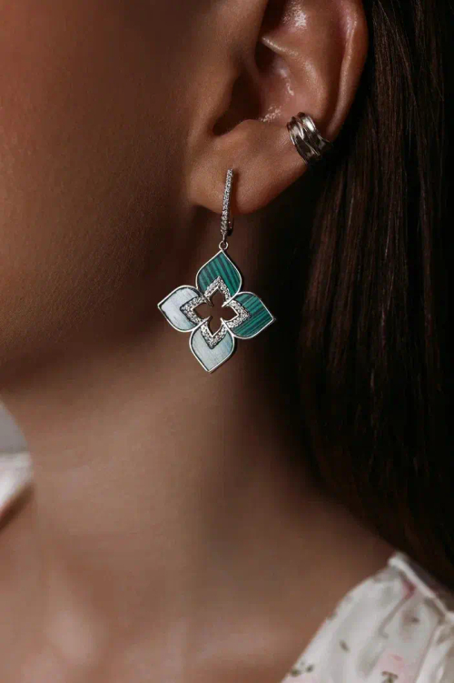 Серьги ''TRUE FLOWERS'' динамичные с малахитом в серебре